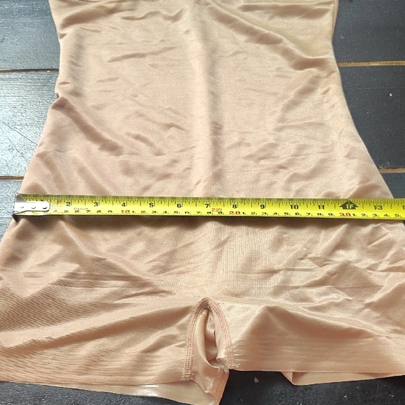 SKIMS- Shapewear BODY SHORTS - Picture 5 of 12